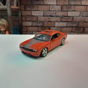 Miniatura Dodge Challenger SRT 8 Escala 1/24 Maisto.