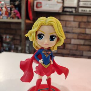 Estatueta Supergirl em Biscuit