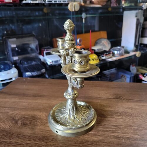 Antigo Candelabro de Bronze - Image 2
