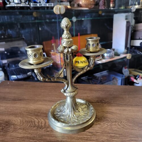 Antigo Candelabro de Bronze - Image 3