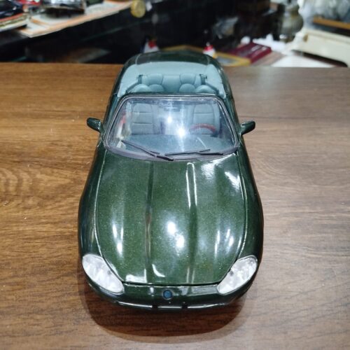Miniatura Jaguar XK8 Scala 1/18 - Imagem 3