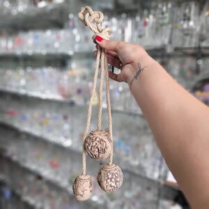 Boleadeiras decorativas com motivos gauchescos