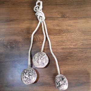 Boleadeiras decorativas com motivos gauchescos