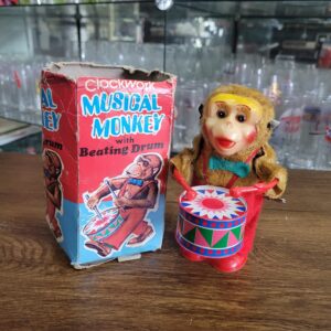 Macaquinho de lata.ainda na caixa original