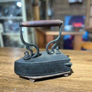 Antigo ferro de passar roupa em bronze