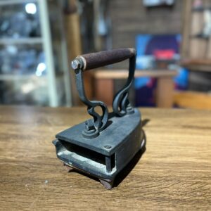 Antigo ferro de passar roupa em bronze