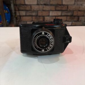 Antiga Câmera Fotográfica Protax 620 com caixa