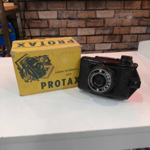 Antiga Câmera Fotográfica Protax 620 com caixa