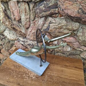 Escultura Bailarina com Arco em Metal e Base de Mármore