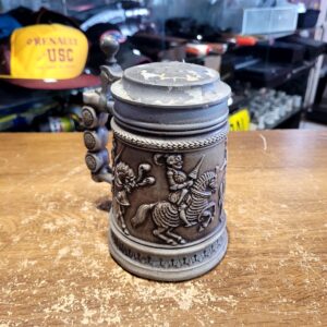 Caneca de Chopp de Estanho com Relevo de Cavaleiros e Tampa