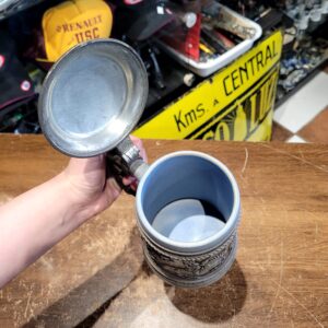 Caneca de Chopp de Estanho com Relevo de Cavaleiros e Tampa