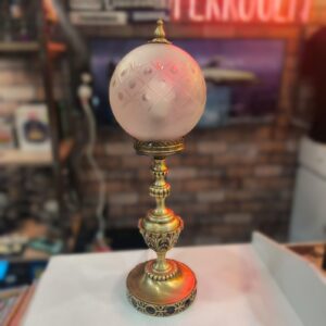 Abajur com Globo de Vidro Jateado e Base em Latão
