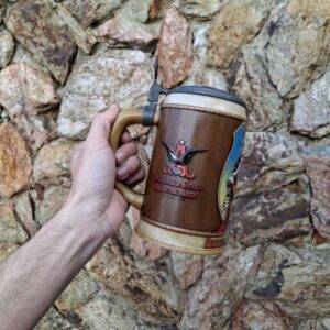 Caneca Budweiser Archives com tampa “Budweiser’s Greatest Triumph” (1994, Ceramarte)