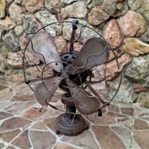 Ventilador Antigo de Ferro com 4 Pás de Metal