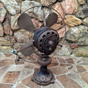 Ventilador Antigo de Ferro com 4 Pás de Metal
