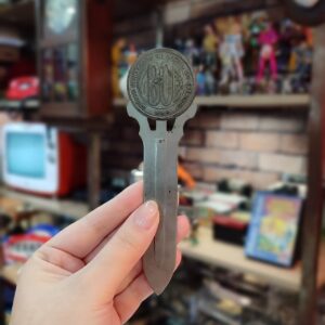 Abridor de Cartas com Medalha em Metal