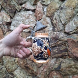Caneca de Chopp Alemã com Tampa em Cerâmica Pintada à Mão