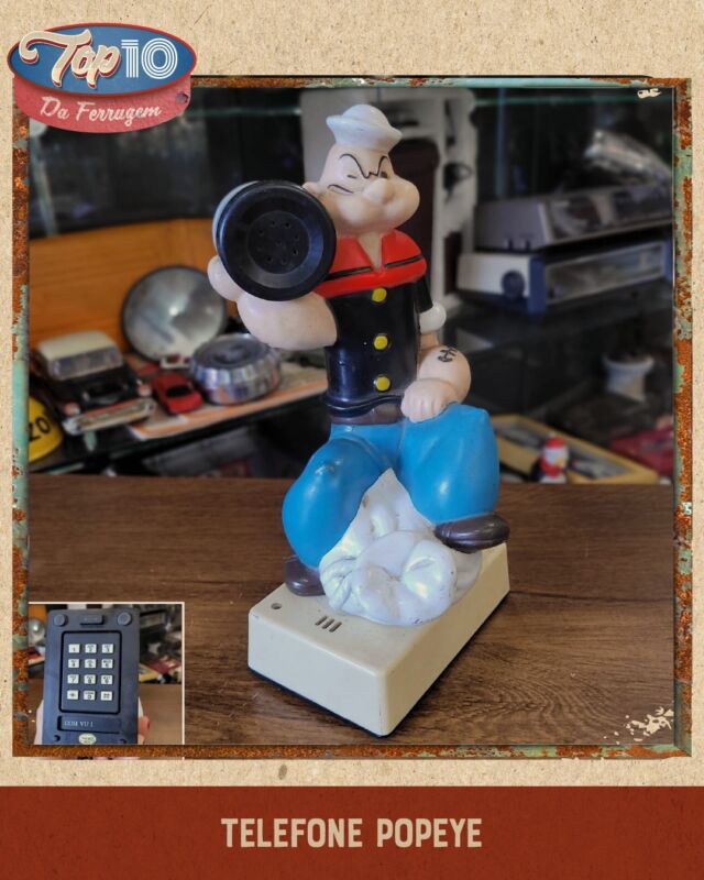 TOP 10 da Ferrugem
.
Telefone Popeye
Peça Americana dos anos 80.
Medida: 26cm de altura
R$ 450,00
.
Chapeleira de Parede
Peça original de Montevideo, madeira rustica e pregos de dormente.
Medida: 42x25cm
R$ 250,00
.
Máquina Fotográfica de Fole
Peça Grande. Está sem os suportes laterais do fole. Acompanha Estojo.
Medida: 20x11cm
R$ 450,00
.
Porta Chaves com Carros Calhambeques de Bronze
Medida: 50x15cm
R$ 180,00
.
Porta Erva Mate e Açucar
Peça Clássica Uruguaia
Medida: 19cm de comprimento e 19cm de altura
R$ 150,00
.
Cinzeiro de Bronze Mão Boba
Medida: 13x9cm
R$ 120,00
.
Mini Craques Seleção Uruguaia
Lote com 8 jogadores
Medida: 5cm de altura
R$ 160,00
.
Crucifixo de Bronze
Medida: 33cm de altura e 19cm de largura
R$ 250,00
.
Robô Gravador 2-XL Playtronic
Em bom estado de conservação. Não sabemos sobre o funcionamento.
Medida: 26cm de altura
R$ 350,00
.
Dispenser Basquete M&Ms
Medida: 23cm de altura
R$ 140,00
.
.
👉 https://casadocacaredo.com 👈
.
Matriz - R. Rafael Clark 567 Bairro Partenon
☎ Fone: 51 99313-0727
☎ Whats: 51 99792-0613
⏰ Atendimento de segunda a sexta das 9h às 19h e Sábado das 10h às 17h.
.
Filial - Shopping Total - Loja 1134
☎ Fone 51 3018-7555
☎ Whats 51 3018-7555
⏰ Atendimento de segunda a sábado das 10h às 22h e domingos das 14h às 20h.
.
.
#casadocacaredo #brazilianpickers #cacadoresdereliquias #antique #antiquedealer #antiguidade #antiguidades #brasil #portoalegre #antiquario #enferrujado