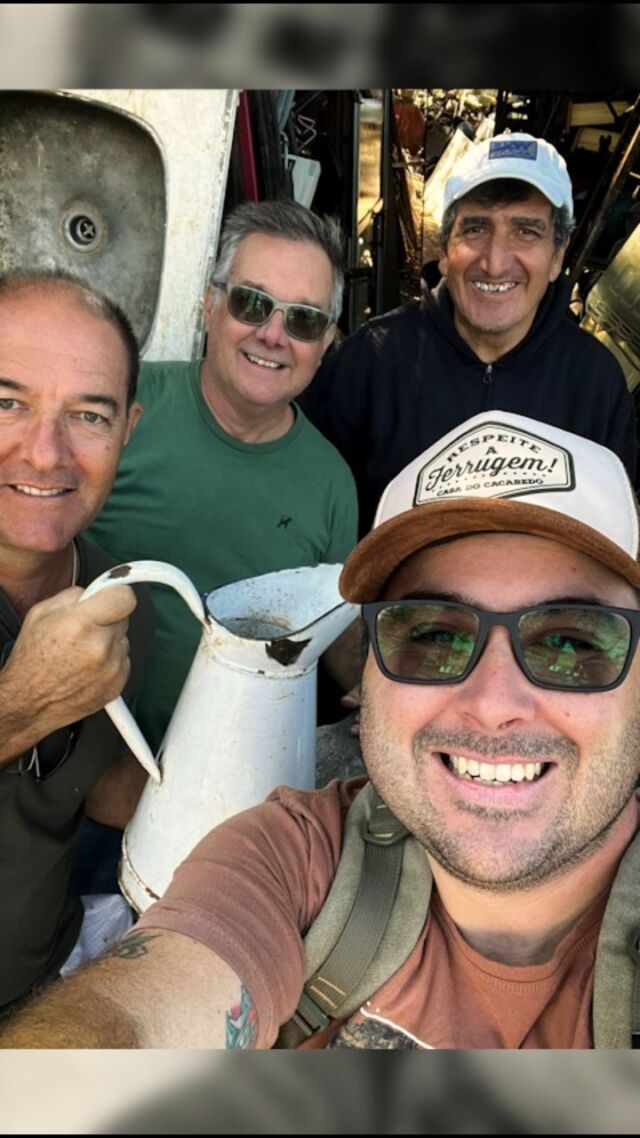 🚐💨 A Caçada tá ON!
Pegamos a estrada rumo ao Uruguai pra garimpar aquelas novidades velhas que a gente ama — e, claro, visitar o nosso parceiro Daniel no ferro velho em Montevidéu!
Teve moitão naval, lavador de cabelo antigo, sifão e muita peça escondida nos cantos esperando ser descoberta.
👀 Confere aí um pouco da nossa caçada raiz e fica ligado: tem muita coisa boa chegando na Casa do Cacaredo!
👉 https://casadocacaredo.com 👈
.
Matriz - R. Rafael Clark 567 Bairro Partenon
☎ Fone: 51 99313-0727
☎ Whats: 51 99792-0613
⏰ Atendimento de segunda a sexta das 9h às 19h e Sábado das 10h às 17h.
.
Filial - Shopping Total - Loja 1134
☎ Fone 51 3018-7555
☎ Whats 51 3018-7555
⏰ Atendimento de segunda a sábado das 10h às 22h e domingos das 14h às 20h.
.
.
#casadocacaredo #brazilianpickers #cacadoresdereliquias #antique #antiquedealer #antiguidade #antiguidades #brasil #portoalegre #antiquario #enferrujado