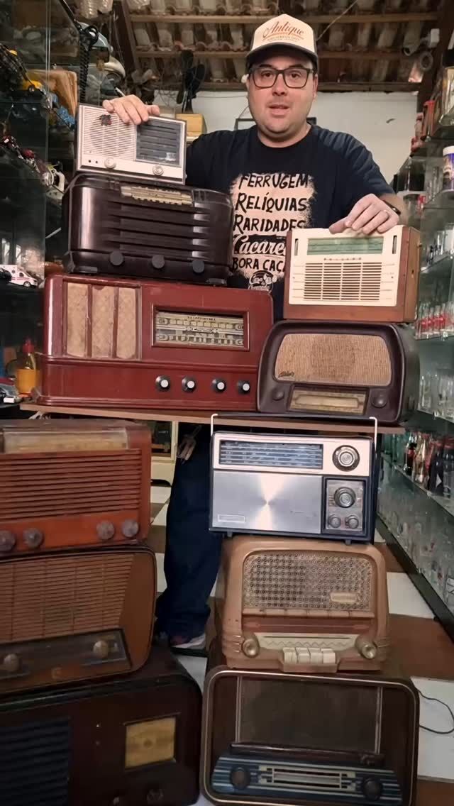 📻 Rádios de todas as décadas, modelos e estilos… você encontra aqui, na Casa do Cacaredo! Do som valvulado dos anos 40 ao charme retrô dos anos 80 — é só dar o play na memória.
🔍 E olha essa curiosidade: esse chaveiro da Philco é dos anos 60, época em que as válvulas deram lugar aos transistores. Na frente, a frase “Adeus às válvulas” e, no verso, o transistor — símbolo da nova tecnologia da época!
👉 Venha nos visitar e leve pra casa um pedaço da história!
.
👉 https://casadocacaredo.com 👈
.
Matriz - R. Rafael Clark 567 Bairro Partenon
☎ Fone: 51 99313-0727
☎ Whats: 51 99792-0613
⏰ Atendimento de segunda a sexta das 9h às 19h e Sábado das 10h às 17h.
.
Filial - Shopping Total - Loja 1134
☎ Fone 51 3018-7555
☎ Whats 51 3018-7555
⏰ Atendimento de segunda a sábado das 10h às 22h e domingos das 14h às 20h.
.
.
#casadocacaredo #brazilianpickers #cacadoresdereliquias #antique #antiquedealer #antiguidade #antiguidades #brasil #portoalegre #antiquario #enferrujado
